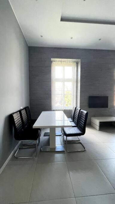 Renovated And Spacious Two-Bedroom Condo In Budapest Bagian luar foto